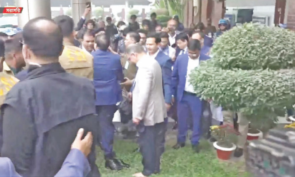 স্বদেশের মাটিতে স্বজন