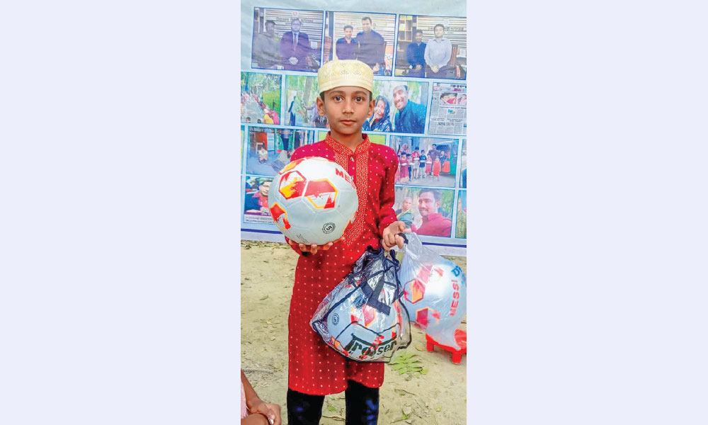 টাকা জমিয়ে ফুটবল কিনে দিলাম
