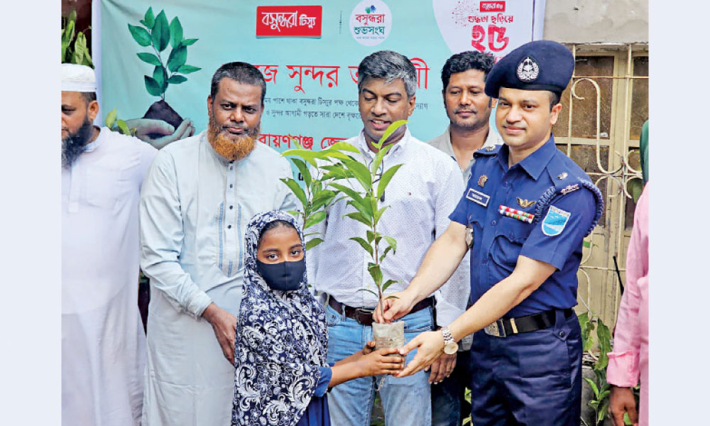 শিক্ষার্থীদের হাতে হাতে গাছের চারা
