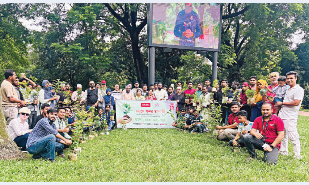 শিক্ষার্থীদের হাতে হাতে গাছের চারা