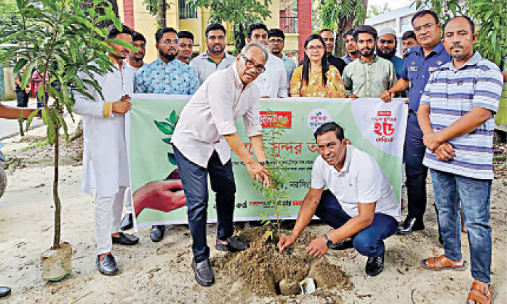 শিক্ষার্থীদের হাতে হাতে গাছের চারা