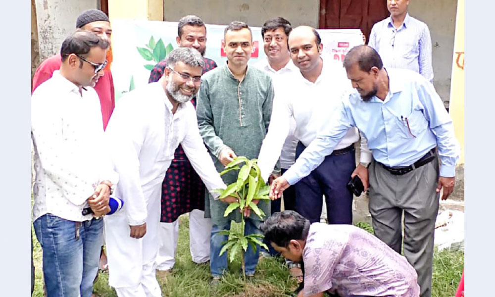 শিক্ষার্থীদের হাতে হাতে গাছের চারা