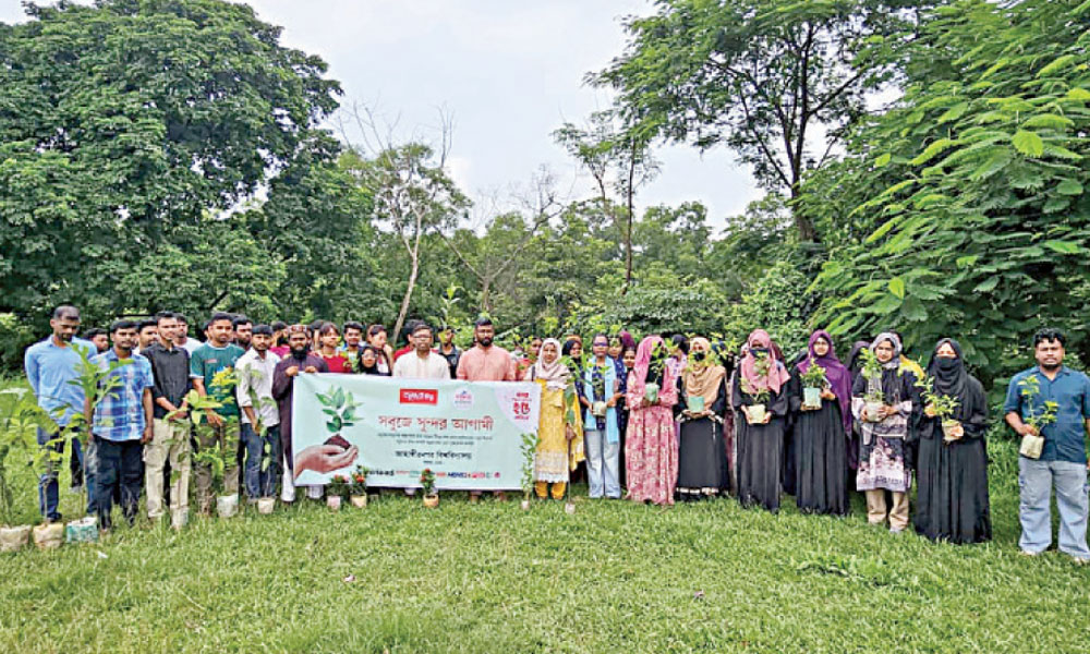 শিক্ষার্থীদের হাতে হাতে গাছের চারা