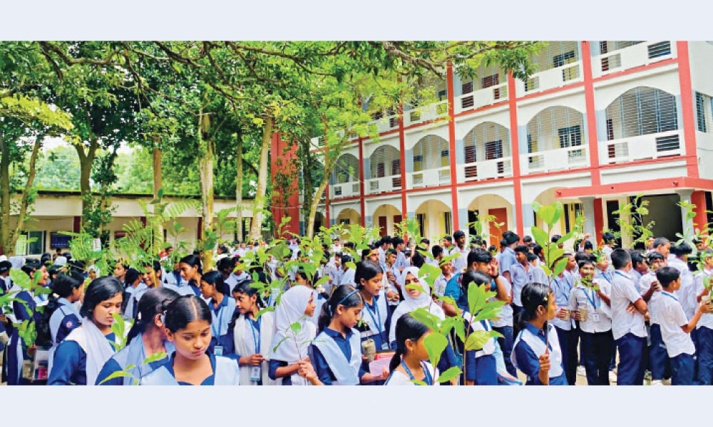শিক্ষার্থীদের হাতে হাতে গাছের চারা