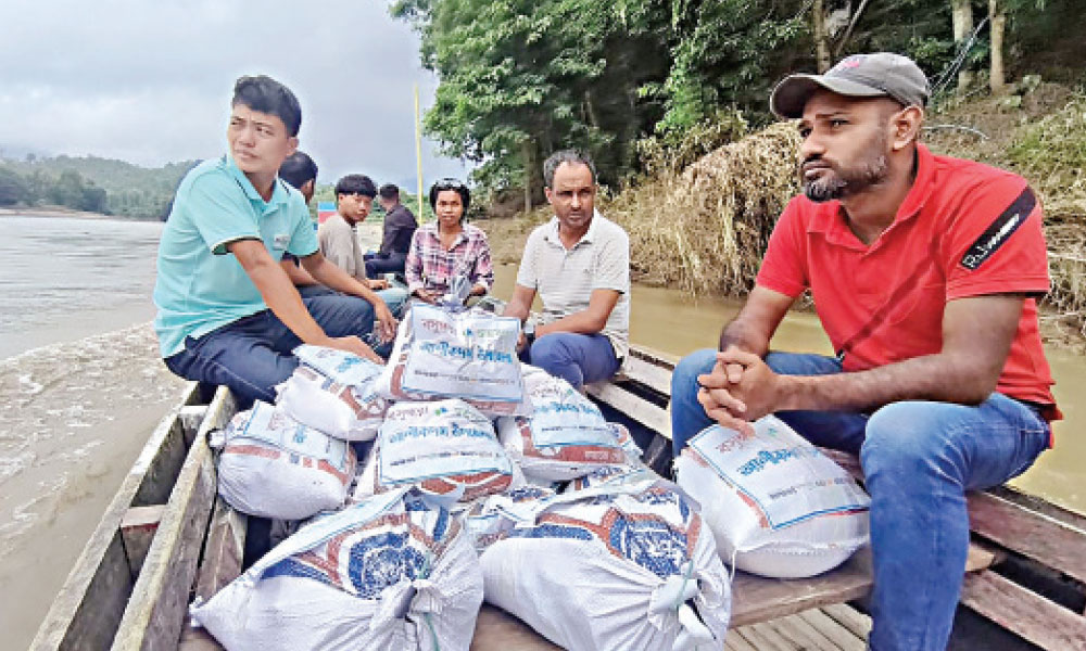 খাদ্য সহায়তা নিয়ে দুর্গম পাহাড় পেরিয়ে আলীকদমে