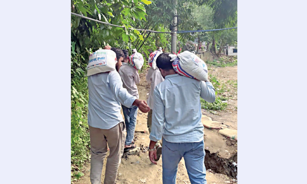 খাদ্য সহায়তা নিয়ে দুর্গম পাহাড় পেরিয়ে আলীকদমে